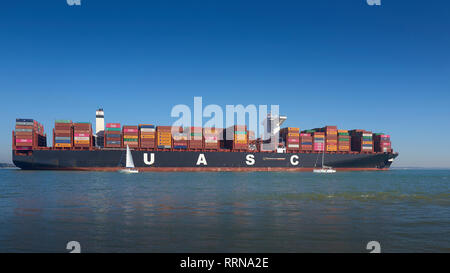 Deux petits bateaux à voile Pass près du 400 mètres, Ultra-large, bateau à conteneurs, TIHAMA, au départ de Southampton, Royaume-Uni, en route vers le Havre, France. Banque D'Images