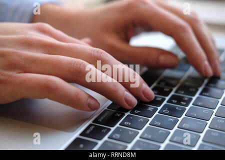 Travailler à la maison avec un ordinateur portable femme écrit un blog. Les mains sur le clavier. Close up Banque D'Images