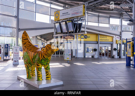 La gare de Liverpool South Parkway et bus. Banque D'Images