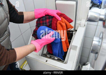 Lave-linge mis loin, Waschmaschine einräumen Banque D'Images
