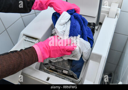 Lave-linge mis loin, Waschmaschine einräumen Banque D'Images