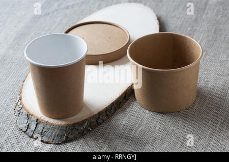 Tasse de papier kraft jetable sur une planche de bois. Banque D'Images