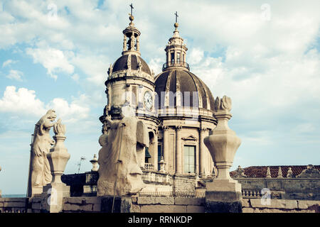 Les dômes de la cathédrale dédiée à Sainte Agathe. Du point de vue de la ville de Catane, Sicile, Italie Banque D'Images