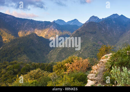 La Sierra Blanca. Stries, avec le parc national Sierra de las Nieves, Malaga. Espagne Banque D'Images