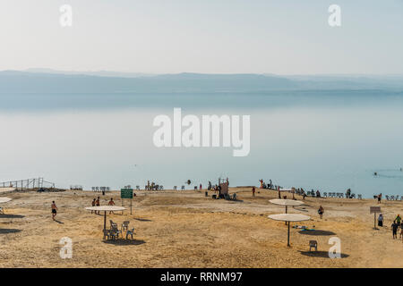 Plage vue panoramique et ensoleillée du lac bleu, Mer Morte, Jordanie Banque D'Images