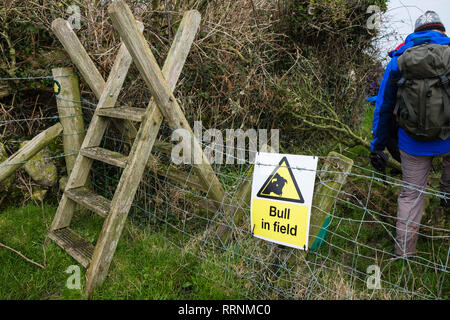 Dans la zone de Bull signe illicite sur barrière de stile sur un sentier public à travers un champ agricole. Llangefni, Ile d'Anglesey, au Pays de Galles, Royaume-Uni, Angleterre Banque D'Images