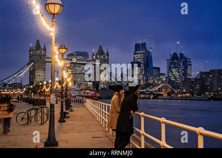 Le long de la rivière Thames, couple, London, UK Banque D'Images