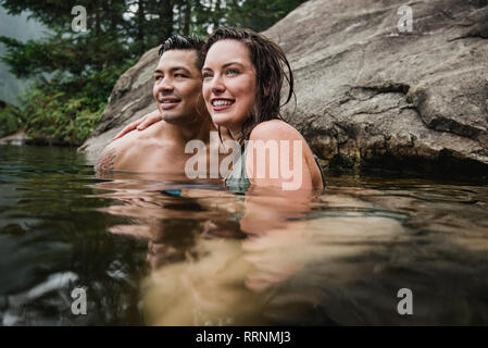 Young couple swimming in lake Banque D'Images