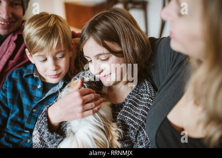 La famille affectueuse avec cochon Banque D'Images