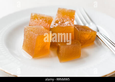 Citrouille Dessert croustillant turc de Hatay / Kirecte Kabak Tatlisi avec poudre de noix. Dessert organiques traditionnelles. Banque D'Images