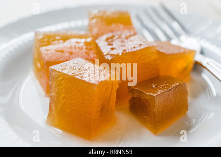 Citrouille Dessert croustillant turc de Hatay / Kirecte Kabak Tatlisi avec poudre de noix. Dessert organiques traditionnelles. Banque D'Images