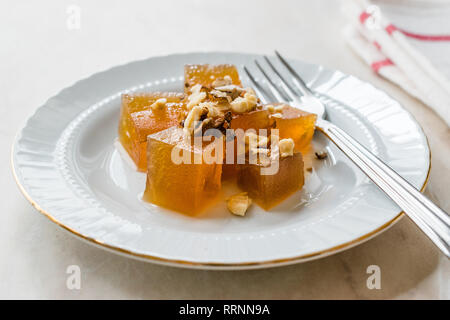 Citrouille Dessert croustillant turc de Hatay / Kirecte Kabak Tatlisi avec poudre de noix. Dessert organiques traditionnelles. Banque D'Images