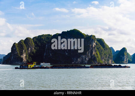 Bateau cargo de transport du charbon dans la baie de Ha Long en mer de Chine du Sud. La province de Quang Ninh, Vietnam, Asie du sud-est Banque D'Images