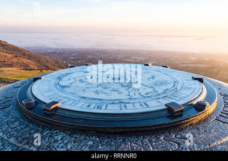 Un gros plan du site sur le toposcope sur Beacon Worcestershire. Malvern avec des problèmes de mise au point dans le fond recouvert de brume sous le soleil d'hivers 24. M Banque D'Images