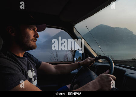 Man driving truck Banque D'Images