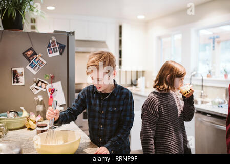 Frère et sœur baking in kitchen Banque D'Images