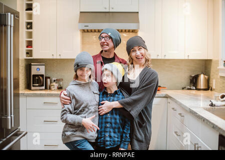 Portrait de famille stupide making faces dans la cuisine Banque D'Images