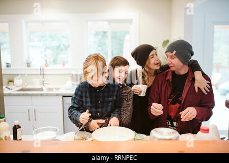 Affectueux family baking in kitchen Banque D'Images