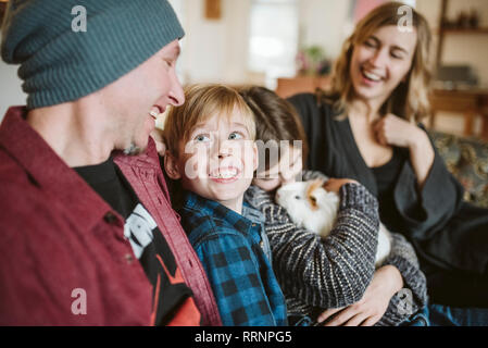 Famille heureuse avec cochon Banque D'Images