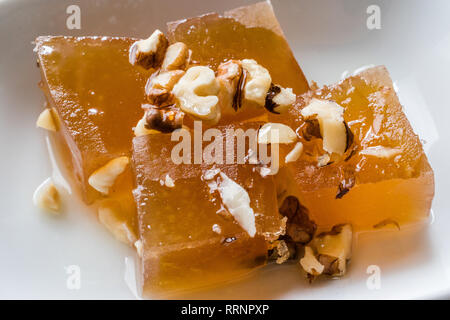 Citrouille Dessert croustillant turc de Hatay / Kirecte Kabak Tatlisi avec poudre de noix. Dessert organiques traditionnelles. Banque D'Images