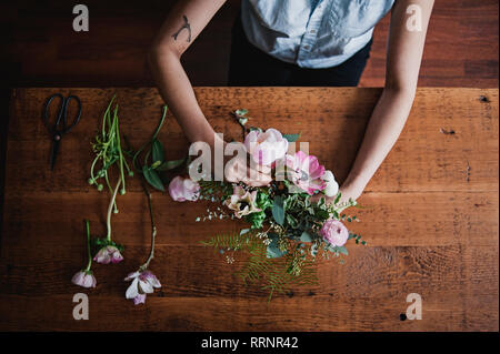 Vue de dessus femme organiser flower bouquet Banque D'Images
