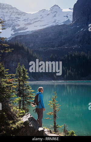 Female hiker à au soleil, vue sur le lac de montagne idyllique, Parc national Yoho, Colombie-Britannique, Canada Banque D'Images