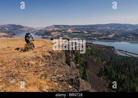Man mountain biking sur falaise le long de la rivière Columbia, Hood River, Oregon, USA Banque D'Images