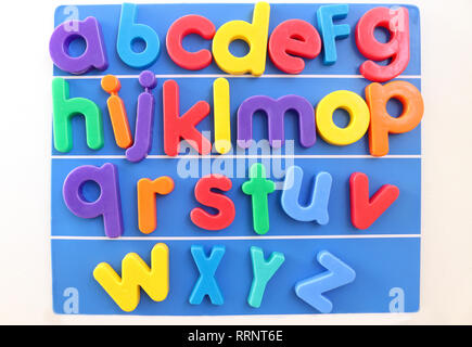 Lettres Alphabet plastique magnétique colorée en ordre alphabétique Banque D'Images