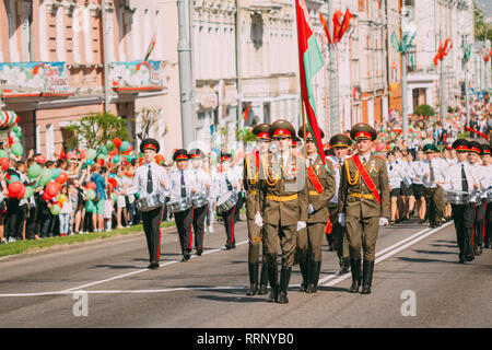 Gomel, Bélarus - 9 mai 2018 : la garde d'honneur militaire avec le drapeau de la République du Bélarus à la parade de la victoire le 9 mai à Gomel Banque D'Images