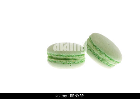 France macaaroons vert isolé sur fond blanc. Dessert traditionnel Banque D'Images