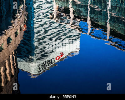 La tour HSBC Canary Wharf Londres - la tour HSBC reflète dans l'eau à Canary Wharf quay, East London, UK Banque D'Images