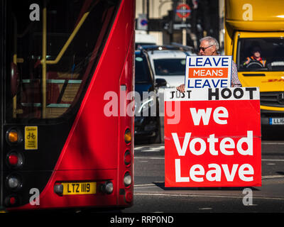 Brexit est partisan de congé dans le trafic près de la place du Parlement dans le centre de Londres pour demander à ses partisans à huer leurs cornes à l'appui Banque D'Images