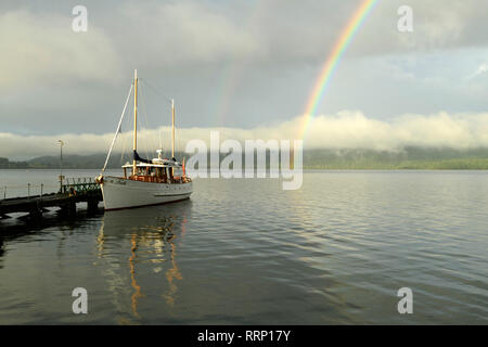 L'Océanie, la Nouvelle-Zélande, Aotearoa, île du Sud, Southland, Te Anau, Lac Te Anau, arc-en-ciel sur le lac Banque D'Images