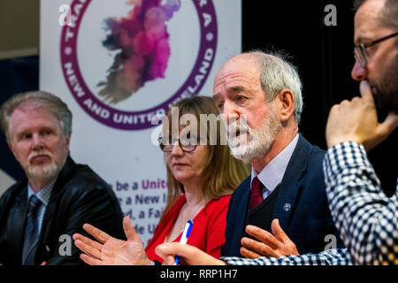 (De gauche à droite) Christy McQuillan, ancien divisionnaire SIPTU Organisateur, Debbie Coyle, premier responsable syndical, Mick Halpenny, ancien haut fonctionnaire, le SIPTU, et Ruairi Creaney, porte-parole du groupe et responsable syndical, au cours d'une manifestation de lancement de syndicalistes pour un nouveau et de l'Irlande (TU4AC) à la Bibliothèque Hall , à Belfast, en Irlande du Nord. Banque D'Images