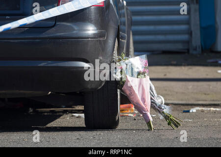 Fleurs à la scène sur la route de Norwood, Bordesley Green où 17 ans, Hazrat Umar a été poignardé et tué le lundi, devenant le troisième adolescent dans une quinzaine d'être poignardé à mort à Birmingham. Banque D'Images