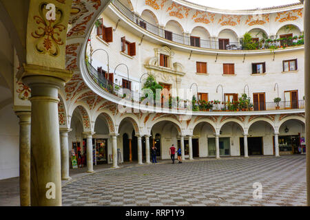 Street View de la circulaire Plaza del Cabildo à Séville, Espagne. Banque D'Images