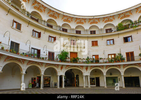 Street View de la circulaire Plaza del Cabildo à Séville, Espagne. Banque D'Images