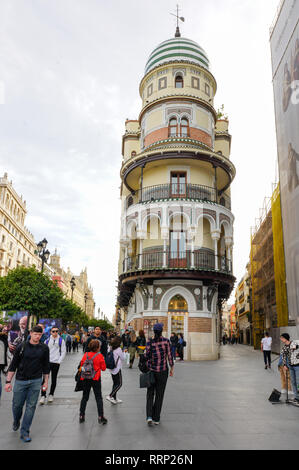 Avenida Constitucion, Adriatica Building, avenue avec d'impressionnants bâtiments historiques de Séville, Espagne. Banque D'Images