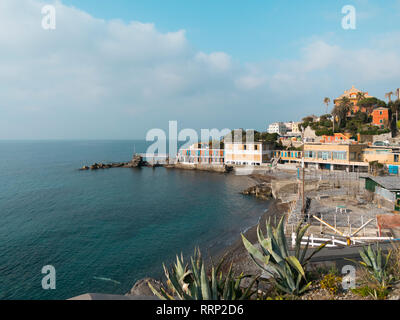 Vue sur la mer ligurienne, calme Gênes Nervi, l'un des plus beaux endroits en Ligurie Banque D'Images