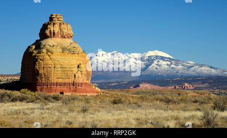 Amérique du Nord, USA, American, au sud-ouest, du Plateau du Colorado, Utah, Monticello, Church Rock le long de la route 191 avec La Sal mountains Banque D'Images