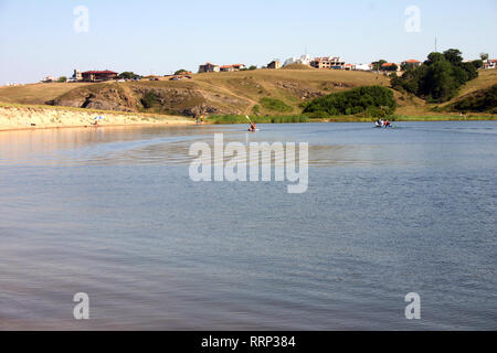 L'estuaire de la rivière Veleka, Mer Noire, Sinemorets, Bulgarie. Deux bateaux ride de touristes dans les eaux transparentes de la baie. Maisons sur la colline et pa Banque D'Images