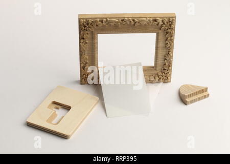 Cadres en bois miniature rotatif cut pour les Photographies ou peintures, photographié sur un fond blanc à partir de différents angles Banque D'Images