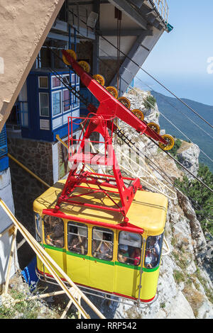 La cabine du funiculaire entre dans la station le mont Ai-Petri Banque D'Images