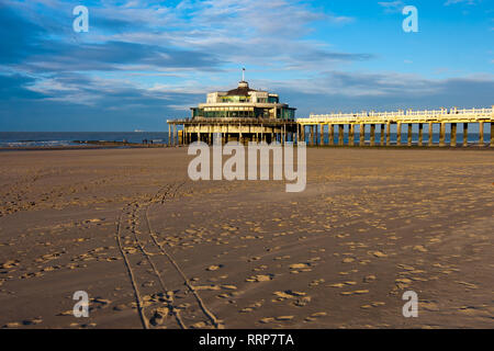 S'appuyant sur un sable de Blankenberge, Belgique Banque D'Images