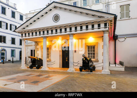 Street view l'édifice du gouvernement sur la rue principale, avec deux canons, Gibraltar, territoire britannique d'outre-mer. Banque D'Images