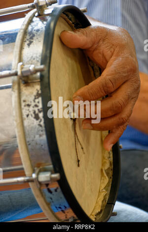 Instrument de percussion brésilien généralement appelé Cuica et utilisé principalement dans samba et carnaval Banque D'Images