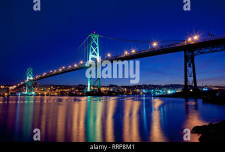 Pont Angus L. Macdonald au crépuscule. Le span relie Halifax et Dartmouth (Nouvelle-Écosse). Banque D'Images