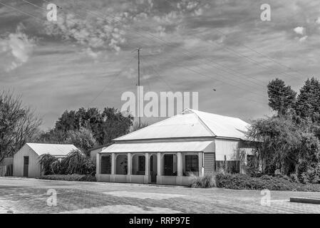 HOPETOWN, AFRIQUE DU SUD, LE 1 SEPTEMBRE 2018 : une scène de rue, avec une vieille maison et grange, à Hopetown dans la province du Cap du Nord. Monochrome Banque D'Images