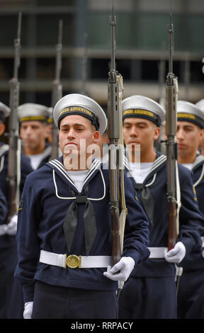 Buenos Aires, Argentine - 11 juil 2016 : les marins de la marine argentine à la parade militaire lors des célébrations du bicentenaire de l'Argentine Banque D'Images