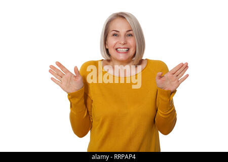 Belle Femme d'âge moyen Smiles émotionnellement posant en studio sur fond blanc Banque D'Images